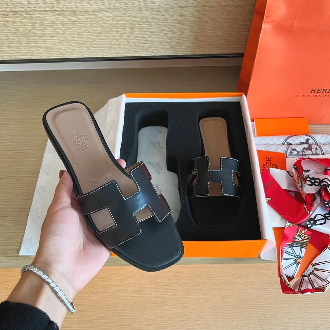 P480👟👟 Hermès) The packaging has been upgraded, and the layout and workmanship materials have been upgraded. Hermes®🔴Handmade Shoes👟👟 👟👟 Product Hermes Slippers🐎 —————————— The 2023 early spring new model is the same as the original version, purely handmade by masters! ❥High-end customization, exclusive products, industry❥Using: Hermers upper: Italian imported cowhide + original custom-grade Australian sheepskin feet + genuine leather outsole (pursuing walking comfort) 👟👟 ~~〰〰〰〰❥ Packaging: ✔🚦Pay attention to the exclusive packaging 〰Original quality on sale━━━━Hermes━━━━━ size: 35-40 (34.41.42 custom-made, non-refundable)
